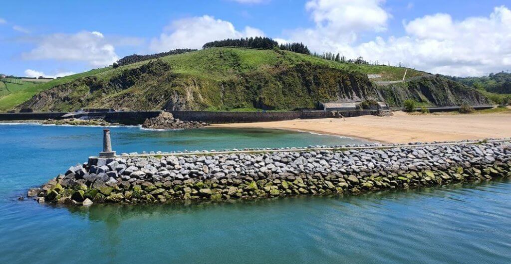 La playa Santiago se encuentra en el municipio de Zumaia, perteneciente a la provincia de Gipuzkoa y a la comunidad autónoma de País Vasco