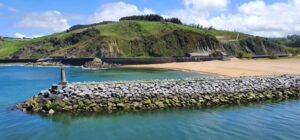 La playa Santiago se encuentra en el municipio de Zumaia