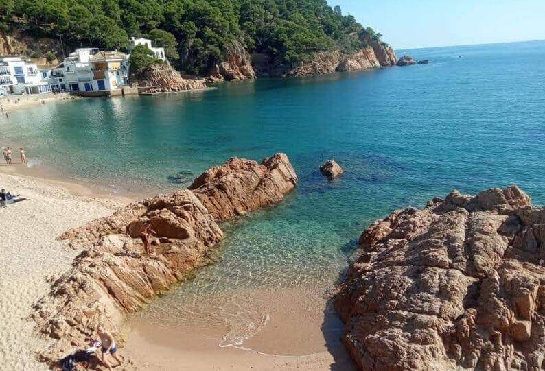 La playa Tamariu se encuentra en el municipio de Palafrugell, perteneciente a la provincia de Girona y a la comunidad autónoma de Cataluña
