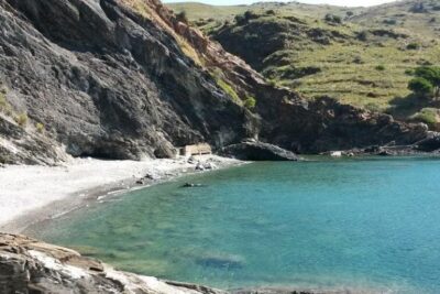 La playa Tres Platgetes se encuentra en el municipio de Portbou