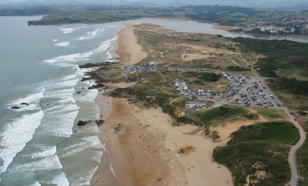 La playa Valdearenas se encuentra en el municipio de Piélagos, perteneciente a la provincia de Cantabria y a la comunidad autónoma de Cantabria