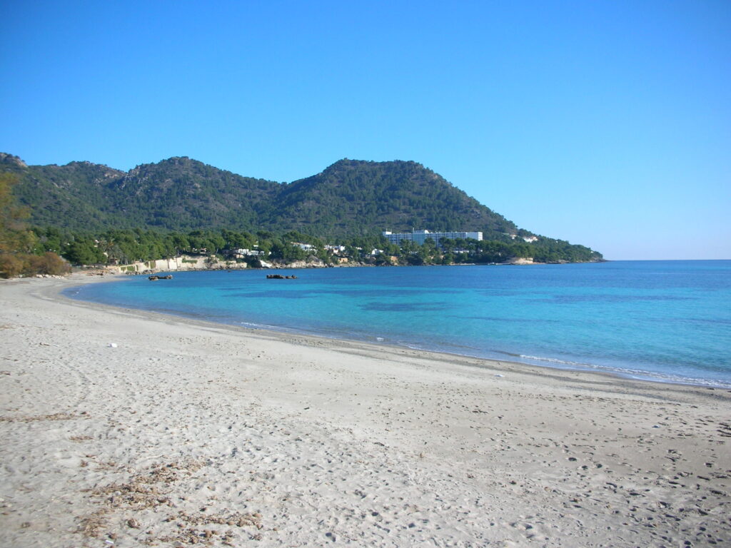 playa es ribell en son servera