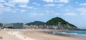 playa la zurriola en san sebastian