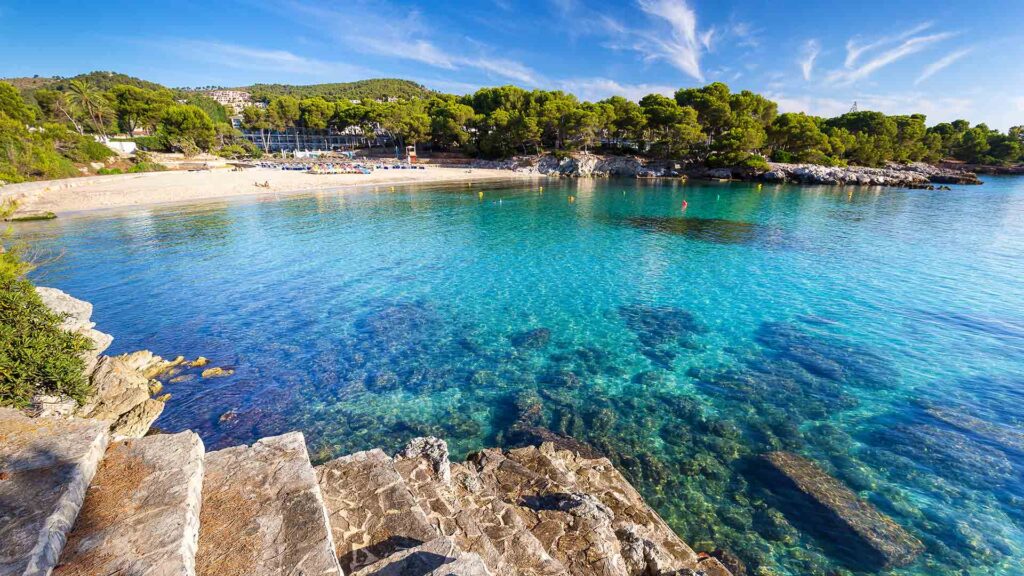 playa sa font de sa cala en capdepera