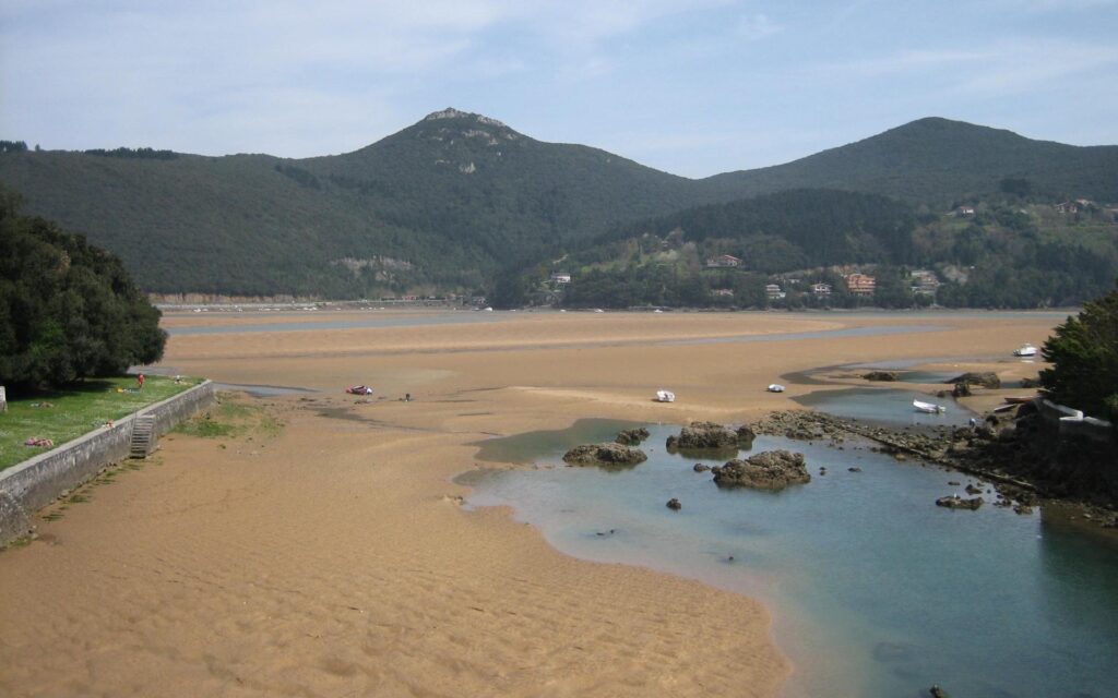playa san antonio en sukarrieta