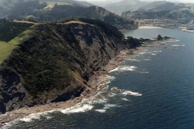 playa siete playas o zazpi hondartzak en mutriku